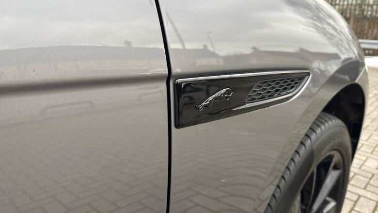 Jaguar F-Pace 2.0 D200 R-Dynamic Black 5dr Auto AWD Diesel Estate